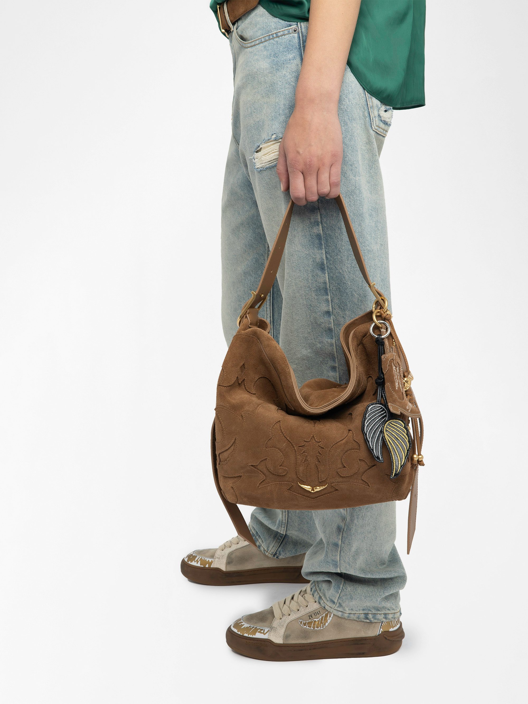 Porte-Clés Rock Feather - Charms grigri en cuir vernis effet inspiré vintage, en forme d'ailes orné de broderies à accrocher sur un sac par exemple.